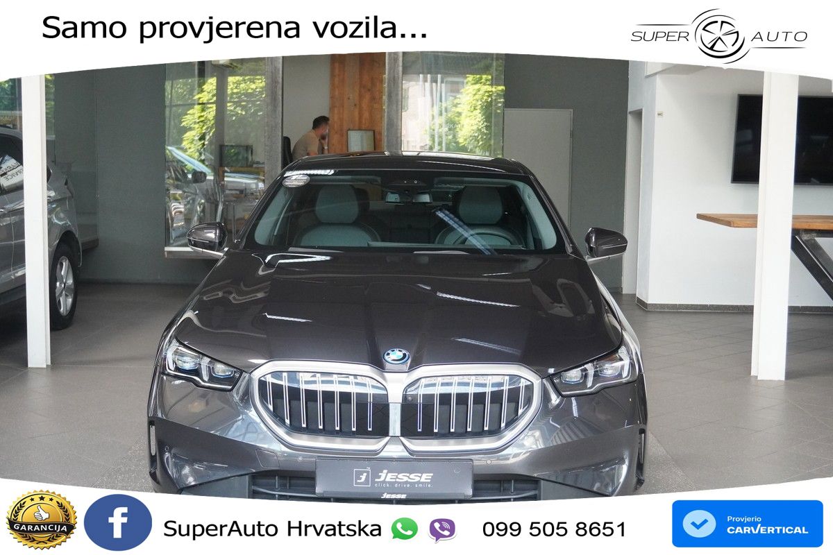 BMW 550e (489 KS) xDrive Steptronic ACC+HEAD+4xGR SJED+360+PANO